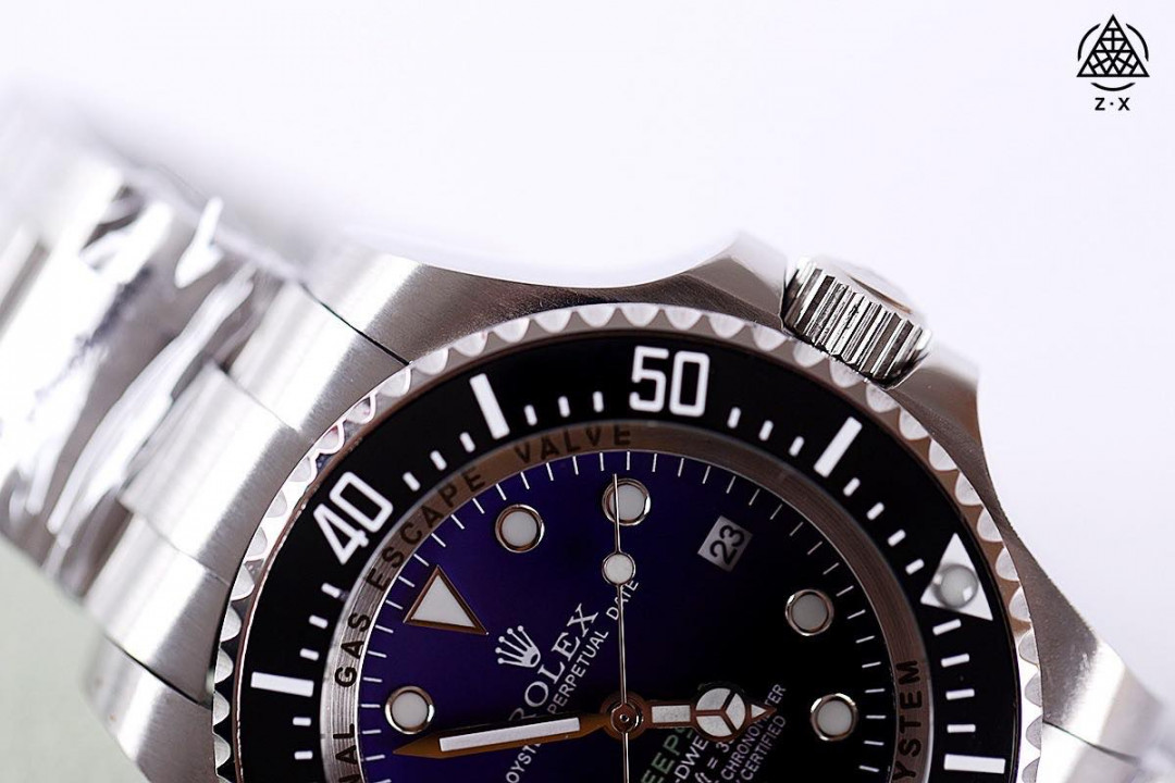 手表一比一复刻专场 【今日推荐-8215版鬼王】劳力士-ROLEX‼️作为腕表圈领头品牌之一，鬼王也无疑是该品牌领头表款之一，重金打造精钢质感、潜水性能、夜光强度、走时精准，完美诠释该款精髓【机芯】搭载专注而制0️⃣返修、💯全新原装西铁城8215全自动机械机芯，走时精准，性能优异，动力储备高达48小时【表壳】316L精钢表壳 完美呈现与原版一致的弧度、光泽，超强高密度矿物质玻璃镜面，精致的做工完美秉承原装的潜水性能【字面】刻度清晰，夜光超强持久，细节同步正品，内影圈刻字清晰，字体匀称【表带】316L精钢表扣
