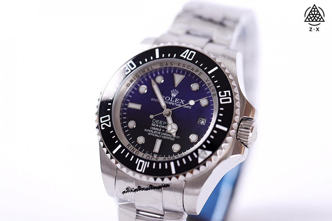 手表一比一复刻专场 【今日推荐-8215版鬼王】劳力士-ROLEX‼️作为腕表圈领头品牌之一，鬼王也无疑是该品牌领头表款之一，重金打造精钢质感、潜水性能、夜光强度、走时精准，完美诠释该款精髓【机芯】搭载专注而制0️⃣返修、💯全新原装西铁城8215全自动机械机芯，走时精准，性能优异，动力储备高达48小时【表壳】316L精钢表壳 完美呈现与原版一致的弧度、光泽，超强高密度矿物质玻璃镜面，精致的做工完美秉承原装的潜水性能【字面】刻度清晰，夜光超强持久，细节同步正品，内影圈刻字清晰，字体匀称【表带】316L精钢表扣
