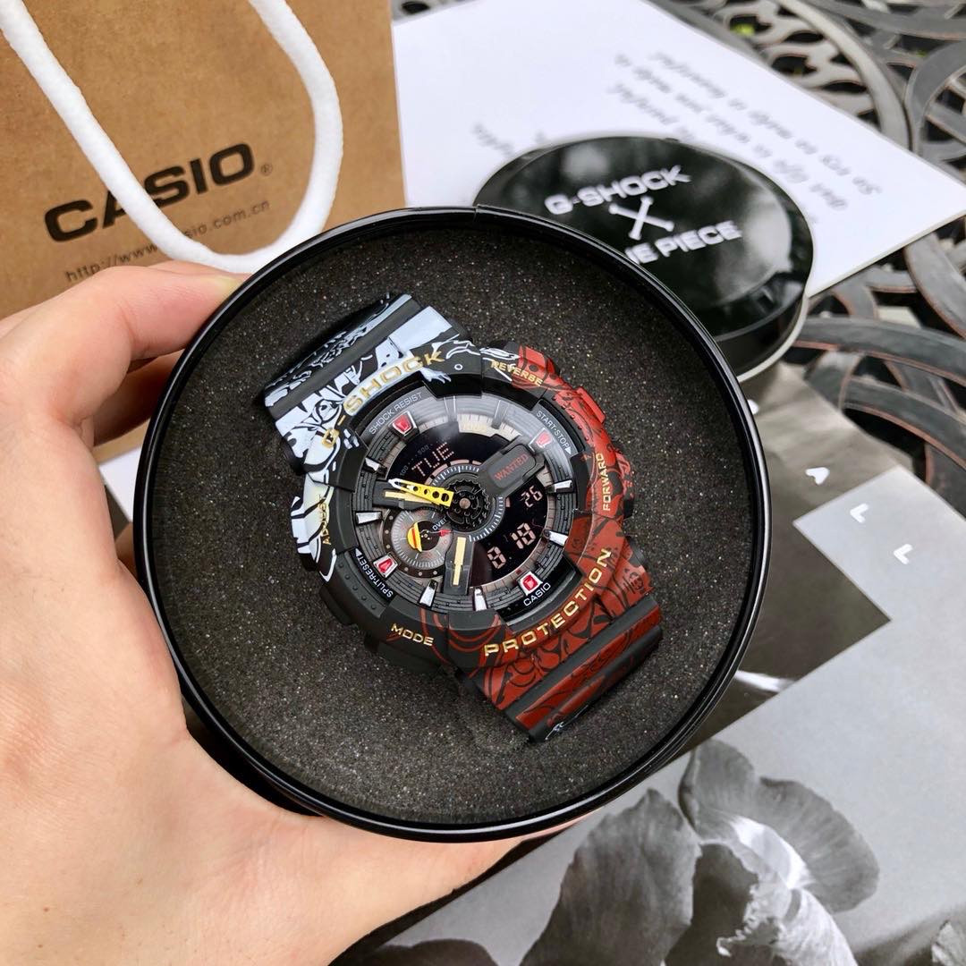 手表一比一复刻专场 海贼王！卡西欧海贼王联名限量手表男 G-SHOCK x ONE PIECE 路飞GA-110JOP腕表采用白、黑、红三种颜色，路飞开启四档为设计主题，各种细节都在体现《海贼王》的主题 防震防水、全自动日历、倒计时、每日闹钟、世界时间、秒表、全套原包装！