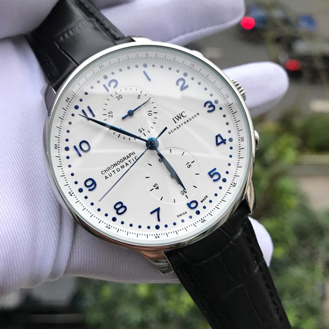 手表一比一复刻专场 品牌：万国༶IWC  葡萄牙系列 款式：精品绅士潮男款༶机械  规格：42mm×12mm 机芯：五针多功能机械 材料：316精钢  精致打造，完美奉献 精品推荐，欢迎转载