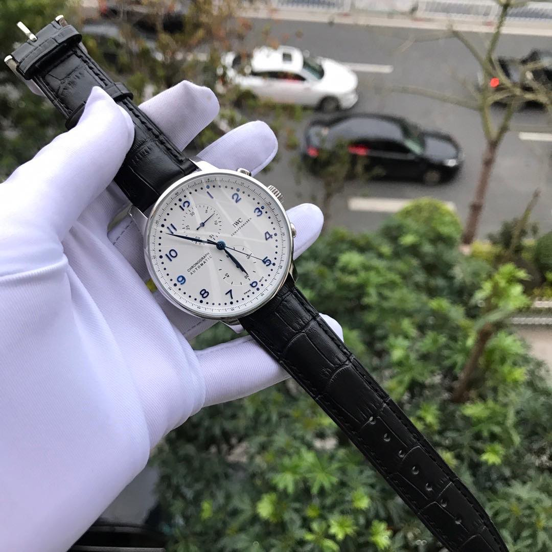 手表一比一复刻专场 品牌：万国༶IWC  葡萄牙系列 款式：精品绅士潮男款༶机械  规格：42mm×12mm 机芯：五针多功能机械 材料：316精钢  精致打造，完美奉献 精品推荐，欢迎转载