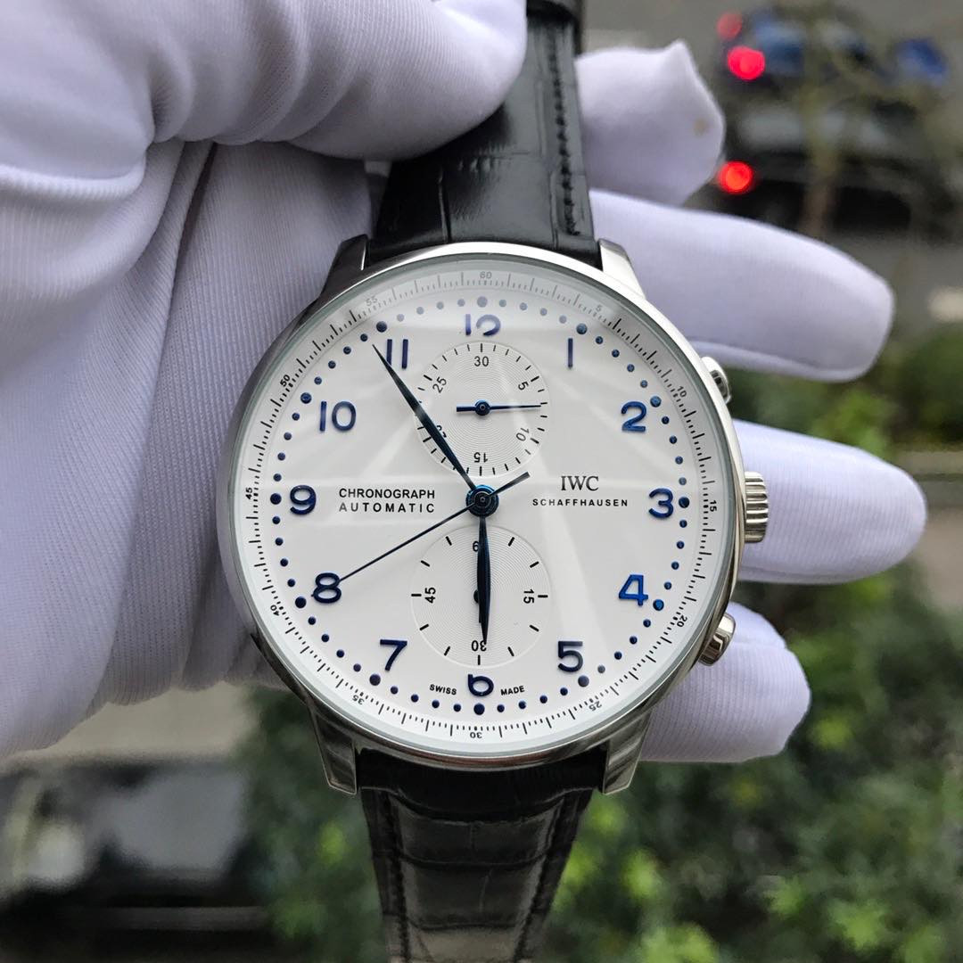 手表一比一复刻专场 品牌：万国༶IWC  葡萄牙系列 款式：精品绅士潮男款༶机械  规格：42mm×12mm 机芯：五针多功能机械 材料：316精钢  精致打造，完美奉献 精品推荐，欢迎转载
