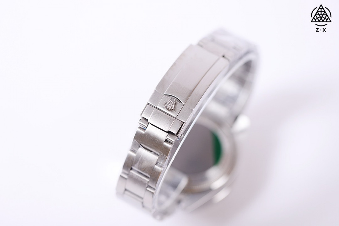 手表一比一复刻专场 【今日推荐-8215版鬼王】劳力士-ROLEX‼️作为腕表圈领头品牌之一，鬼王也无疑是该品牌领头表款之一，重金打造精钢质感、潜水性能、夜光强度、走时精准，完美诠释该款精髓【机芯】搭载专注而制0️⃣返修、💯全新原装西铁城8215全自动机械机芯，走时精准，性能优异，动力储备高达48小时【表壳】316L精钢表壳 完美呈现与原版一致的弧度、光泽，超强高密度矿物质玻璃镜面，精致的做工完美秉承原装的潜水性能【字面】刻度清晰，夜光超强持久，细节同步正品，内影圈刻字清晰，字体匀称【表带】316L精钢表扣