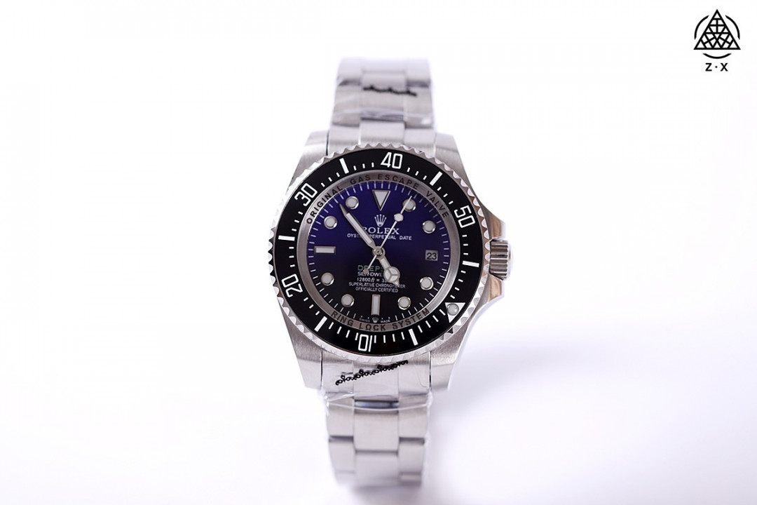 手表一比一复刻专场 【今日推荐-8215版鬼王】劳力士-ROLEX‼️作为腕表圈领头品牌之一，鬼王也无疑是该品牌领头表款之一，重金打造精钢质感、潜水性能、夜光强度、走时精准，完美诠释该款精髓【机芯】搭载专注而制0️⃣返修、💯全新原装西铁城8215全自动机械机芯，走时精准，性能优异，动力储备高达48小时【表壳】316L精钢表壳 完美呈现与原版一致的弧度、光泽，超强高密度矿物质玻璃镜面，精致的做工完美秉承原装的潜水性能【字面】刻度清晰，夜光超强持久，细节同步正品，内影圈刻字清晰，字体匀称【表带】316L精钢表扣
