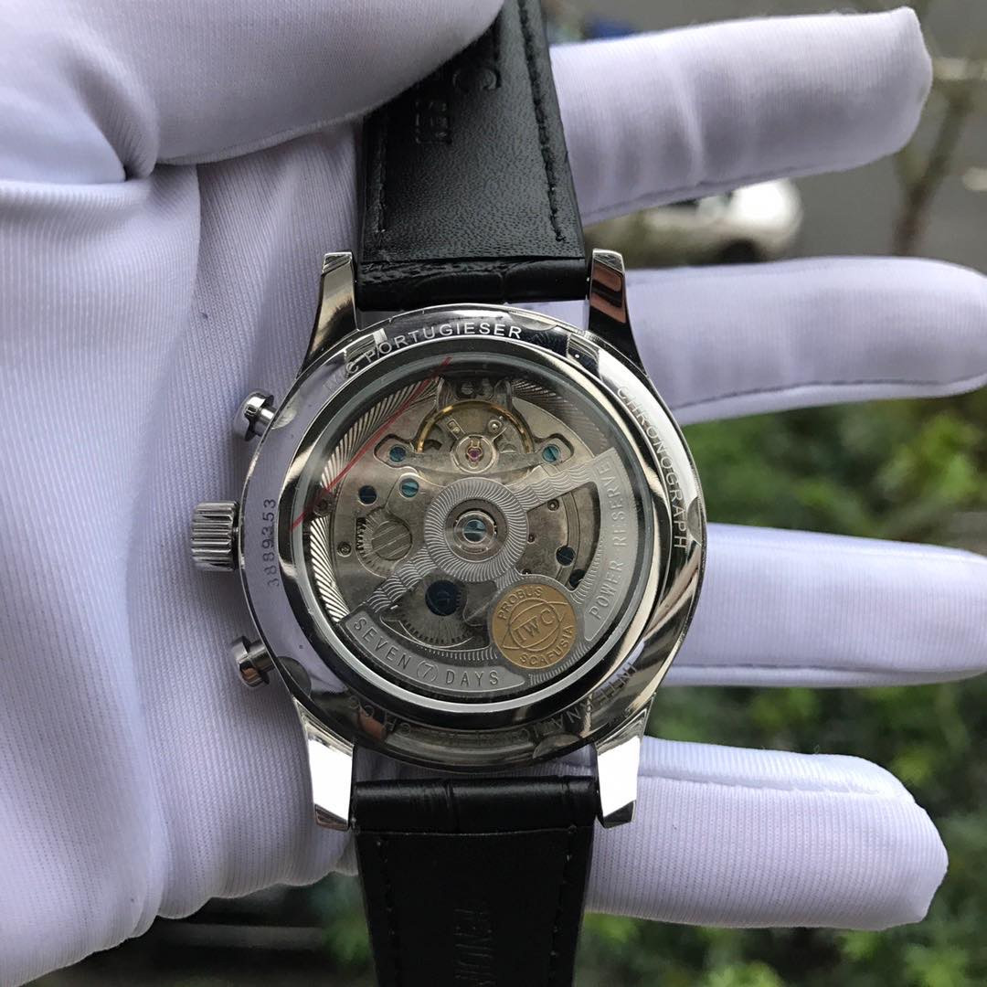 手表一比一复刻专场 品牌：万国༶IWC  葡萄牙系列 款式：精品绅士潮男款༶机械  规格：42mm×12mm 机芯：五针多功能机械 材料：316精钢  精致打造，完美奉献 精品推荐，欢迎转载