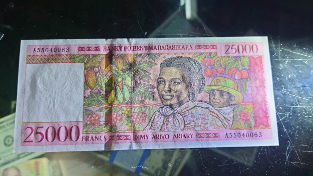 陆续更新【囧羊收藏】精选微拍第17期 ~2017年第八期 世界纸币精选（有澳门大金龙，天鹅船等） 马达加斯加25000法郎 全新绝品