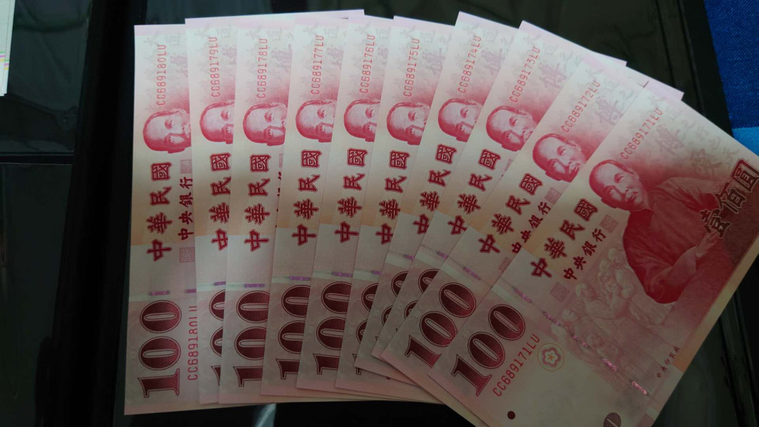 陆续更新【囧羊收藏】精选微拍第17期 ~2017年第八期 世界纸币精选（有澳门大金龙，天鹅船等） 2011年台湾新台币100 补号CC冠  标准十连号 全新绝品无4