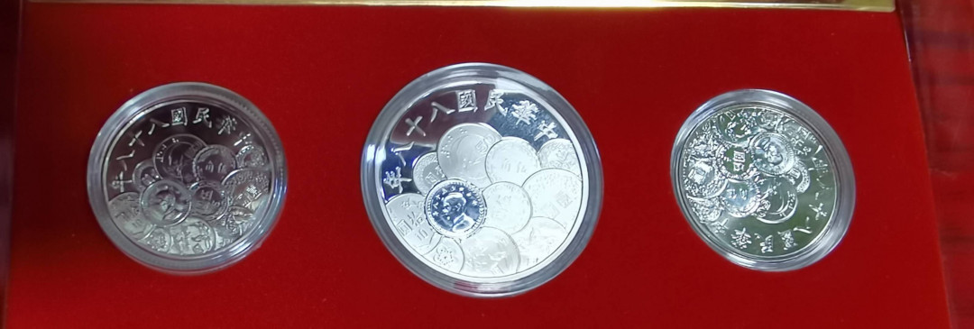 北京马甸外币专卖微拍第四十五期，外国金银币专场，陆续上新，欢迎关注 新台币发行50周年纪念币（一银二镍）套装，盒证齐全，品相如图