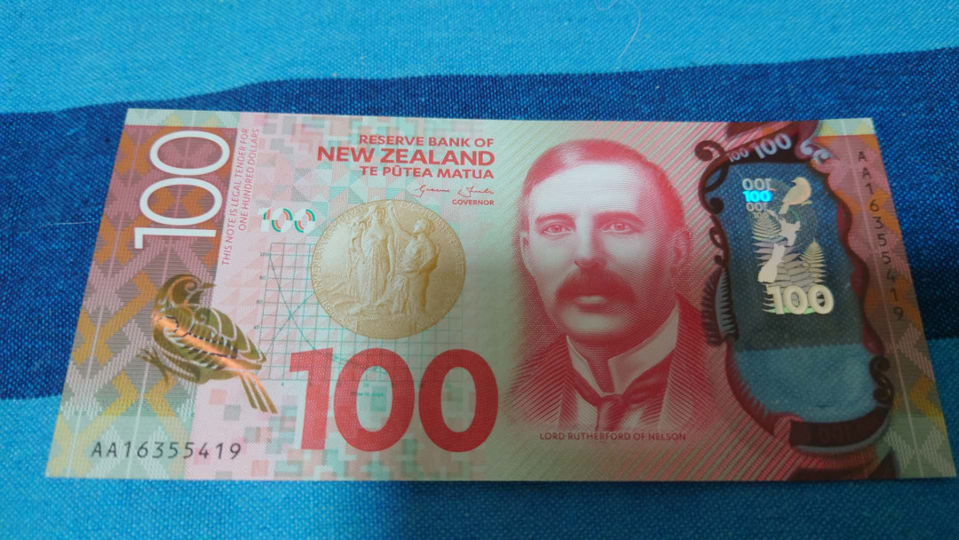 陆续更新【囧羊收藏】精选微拍第17期 ~2017年第八期 世界纸币精选（有澳门大金龙，天鹅船等） 2016年新西兰100元 首发AA冠 全新绝品 尾419