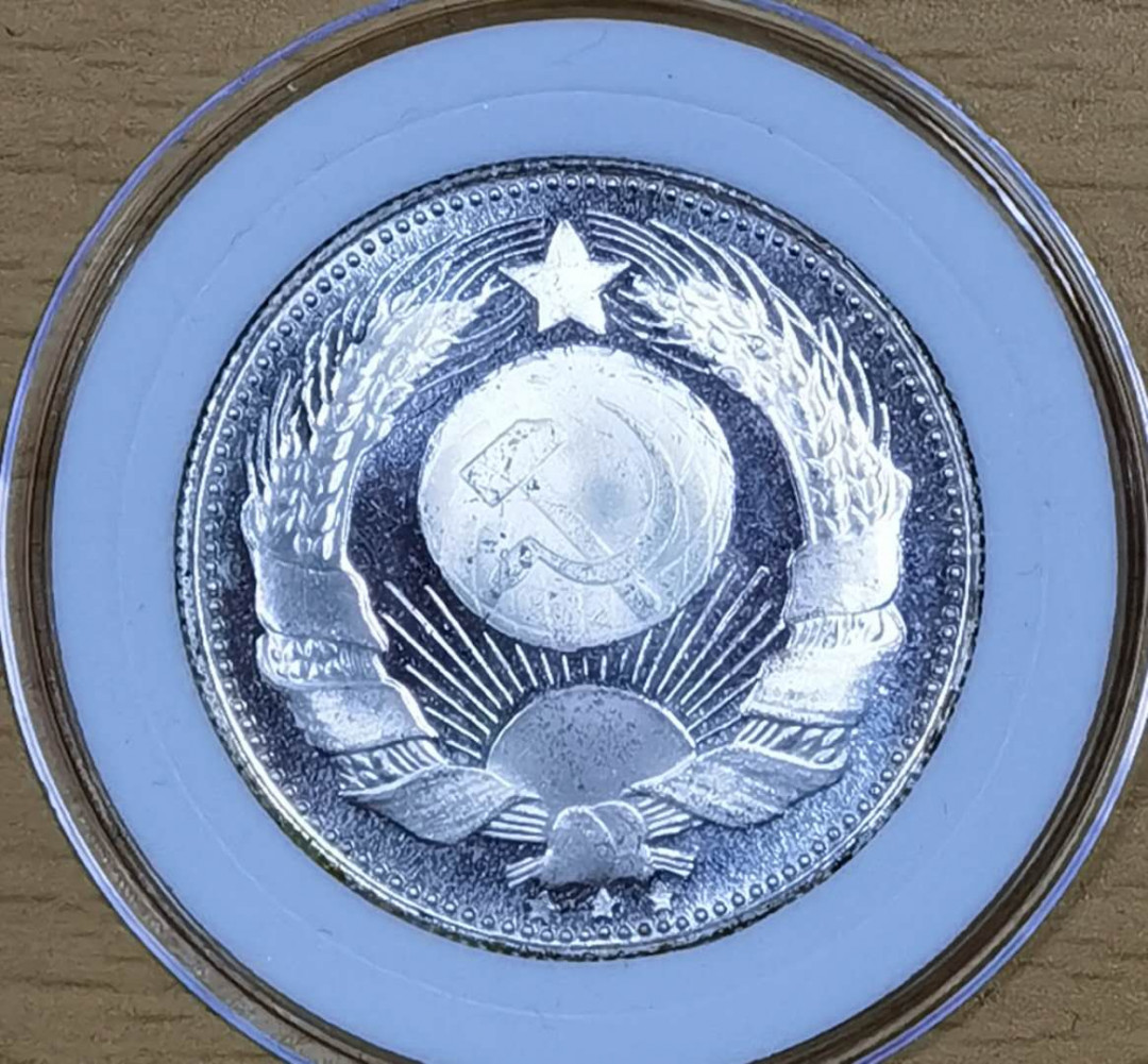 北京马甸外币专卖微拍第四十五期，外国金银币专场，陆续上新，欢迎关注 不多见的前苏联发行斯大林银或镀银纪念章，直径：35mm，重量：13.7克，品相如图，斯大林的纪念章是不多见的哦。