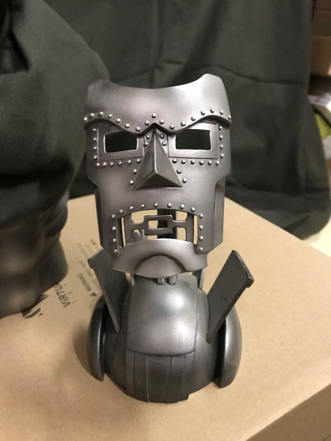 零元拍：Sideshow  毁灭博士/ Doctor Doom LSF雕像，目前只剩下半胸像了，无包装
