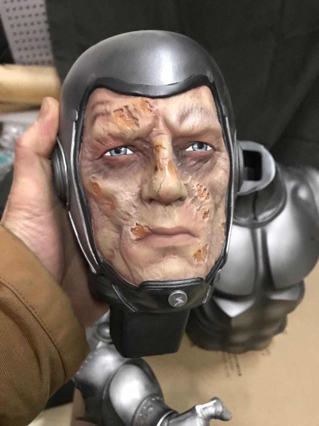 零元拍：Sideshow  毁灭博士/ Doctor Doom LSF雕像，目前只剩下半胸像了，无包装