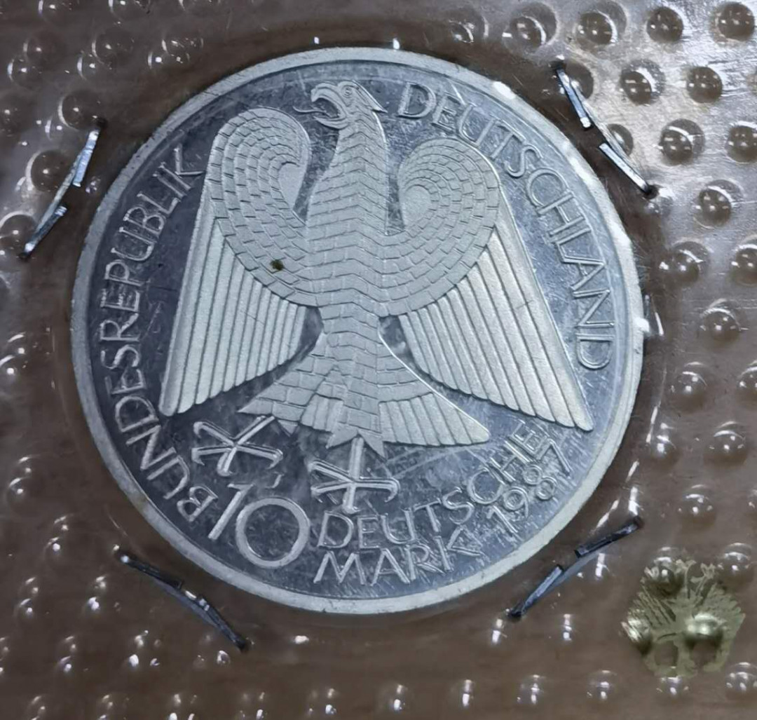 北京马甸外币专卖微拍第四十五期，外国金银币专场，陆续上新，欢迎关注 1987年德国柏林墙10马克精制银币，重15.5克，成色：625，品相如图