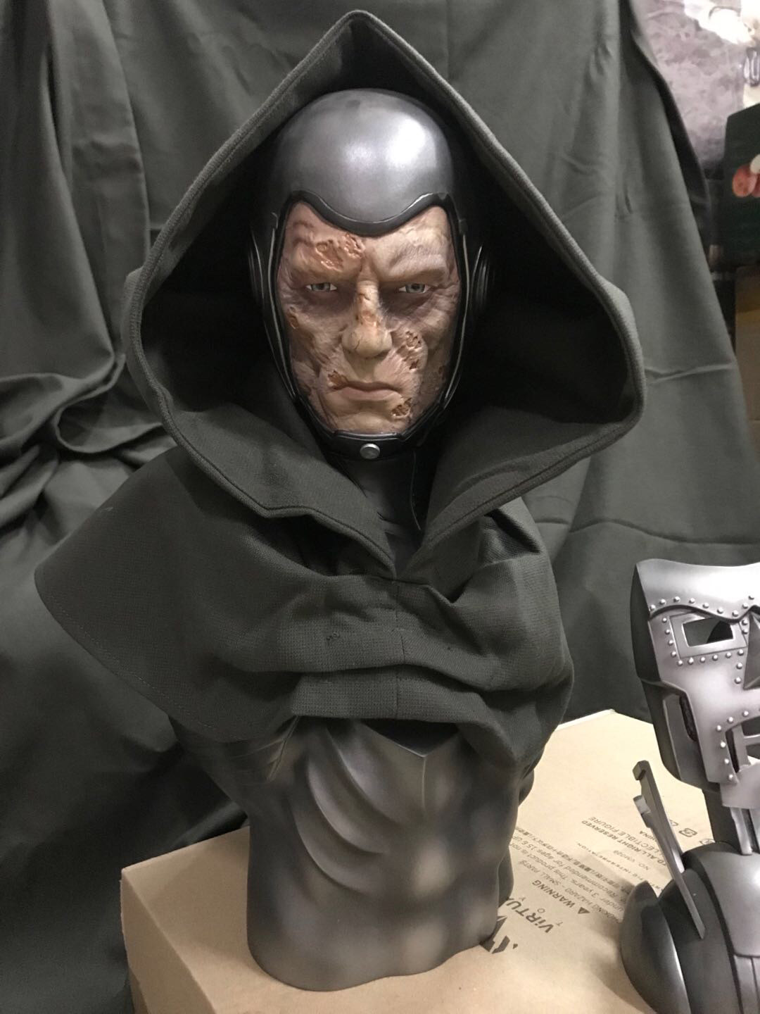 零元拍：Sideshow  毁灭博士/ Doctor Doom LSF雕像，目前只剩下半胸像了，无包装
