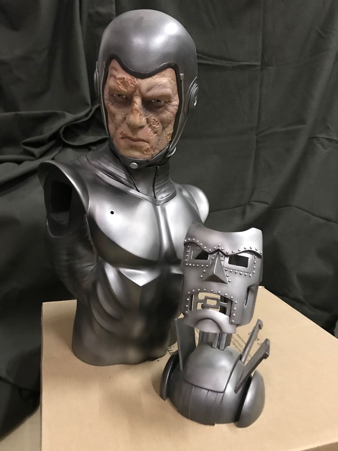 零元拍：Sideshow  毁灭博士/ Doctor Doom LSF雕像，目前只剩下半胸像了，无包装