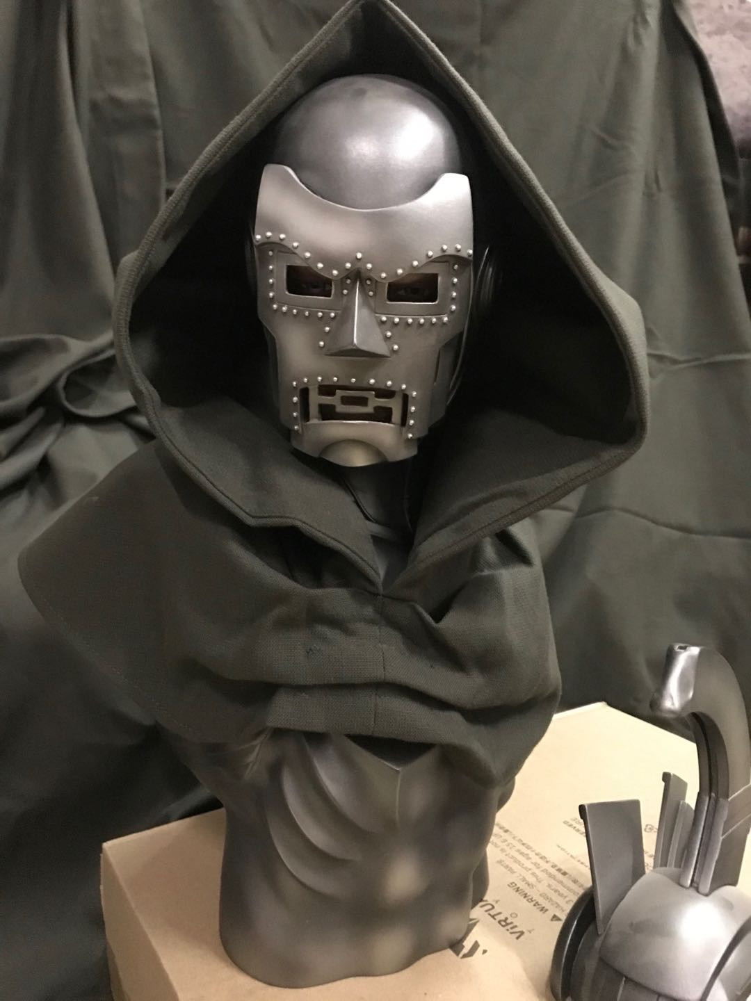 零元拍：Sideshow  毁灭博士/ Doctor Doom LSF雕像，目前只剩下半胸像了，无包装