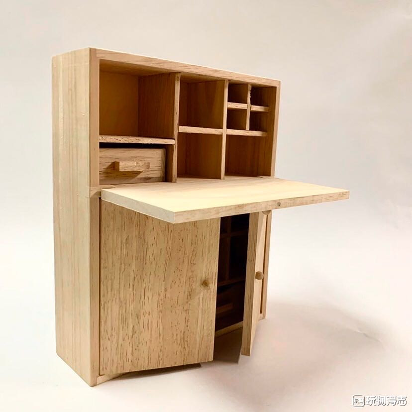 零元拍：1/6 木制家具系列 柜子模型 实木 原色。全新，拍品不含图中人偶。