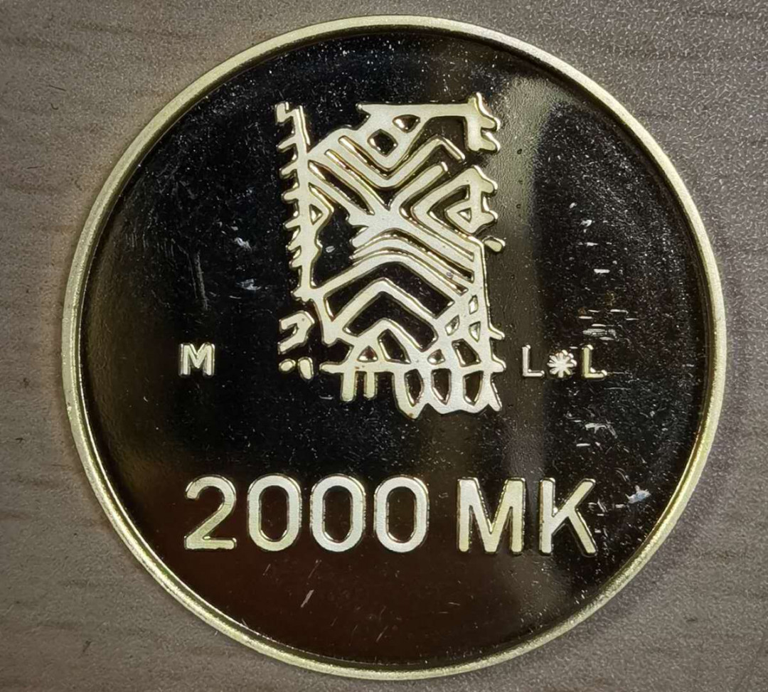 北京马甸外币专卖微拍第四十五期，外国金银币专场，陆续上新，欢迎关注 1995年芬兰纪念二战和平50周年2000马克精制金币，重量：16.97克，成色：900，品相如图：有丝划