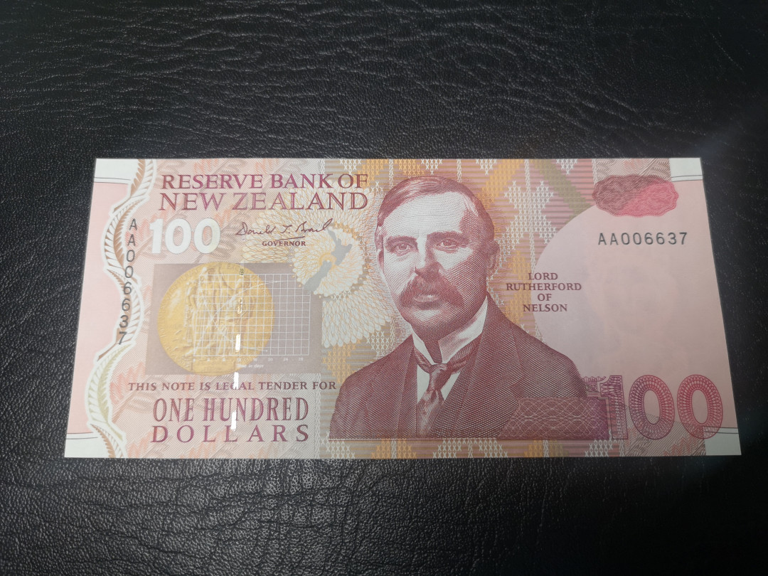 《外钞收藏家》第一百零三期拍卖 新西兰1992年100  AA冠 全新unc