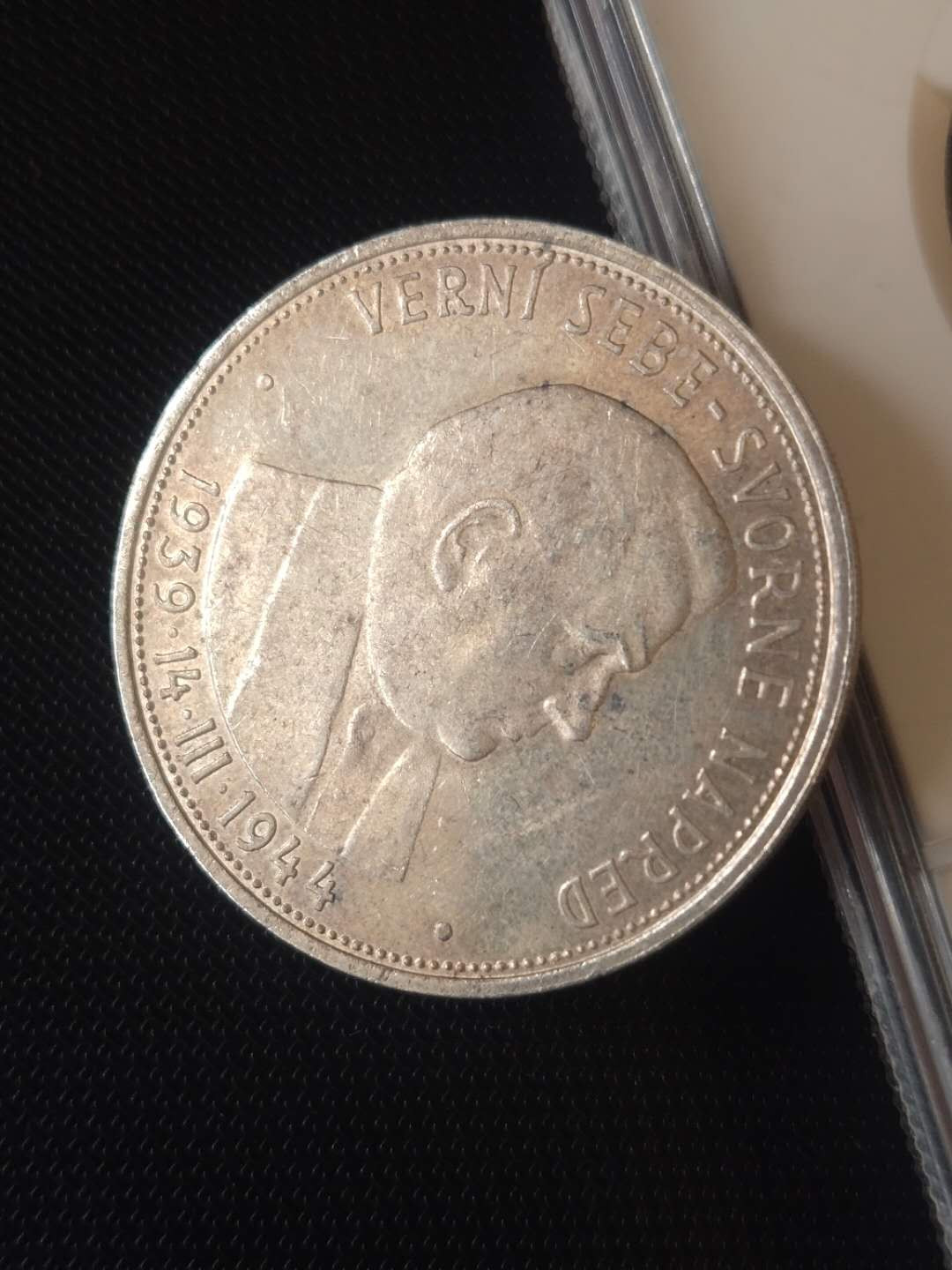 N&C第十一期: 欢乐捡漏场 1944年捷克斯洛伐克50克朗银币 傀儡政权时期 带五彩光泽，非常漂亮 16.5克 0.7银