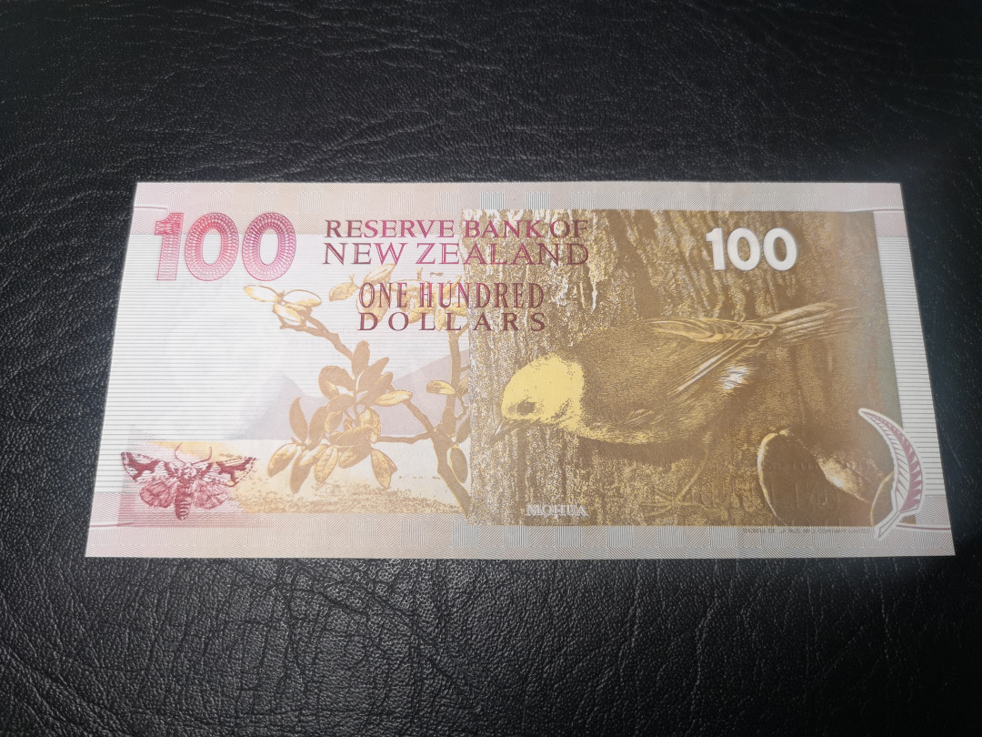 《外钞收藏家》第一百零三期拍卖 新西兰1992年100  AA冠 全新unc