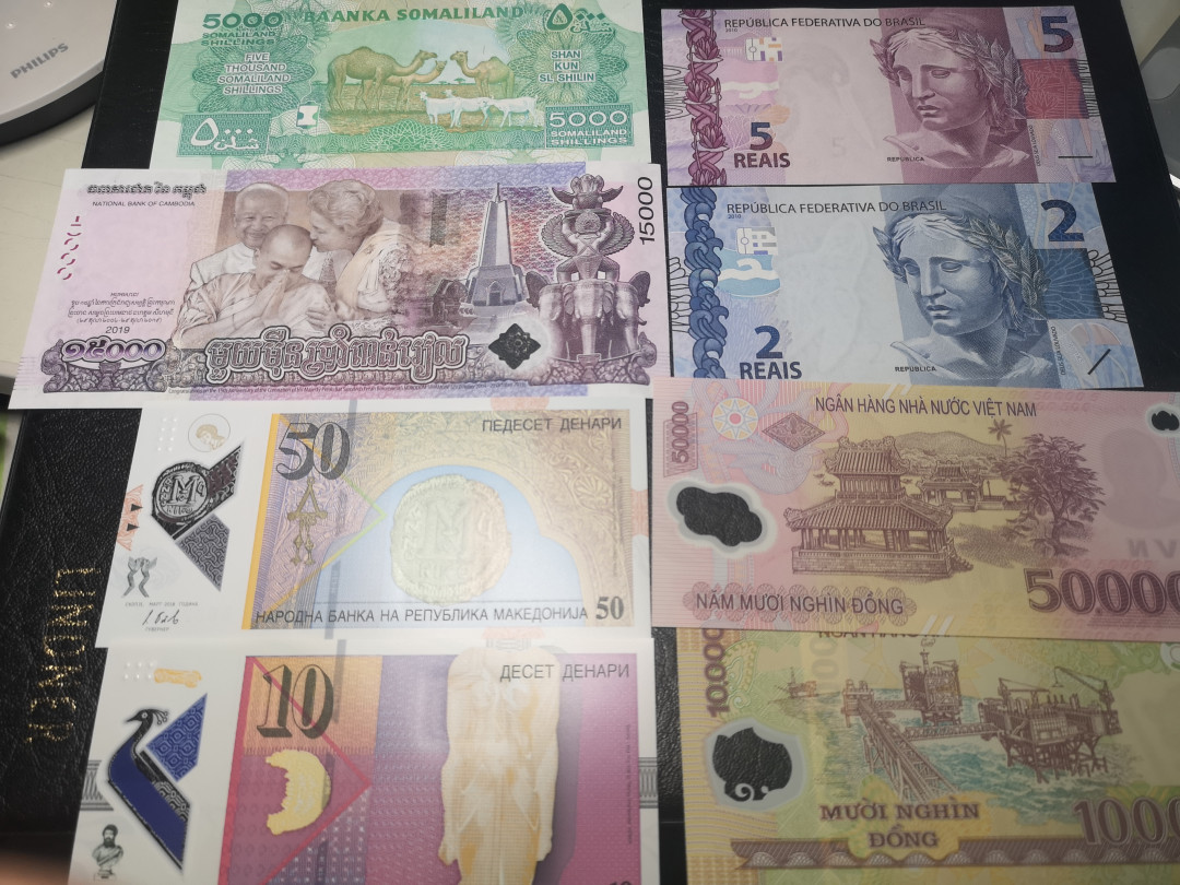 《外钞收藏家》第一百零三期拍卖 C多国精选八张精美小钞  全新unc