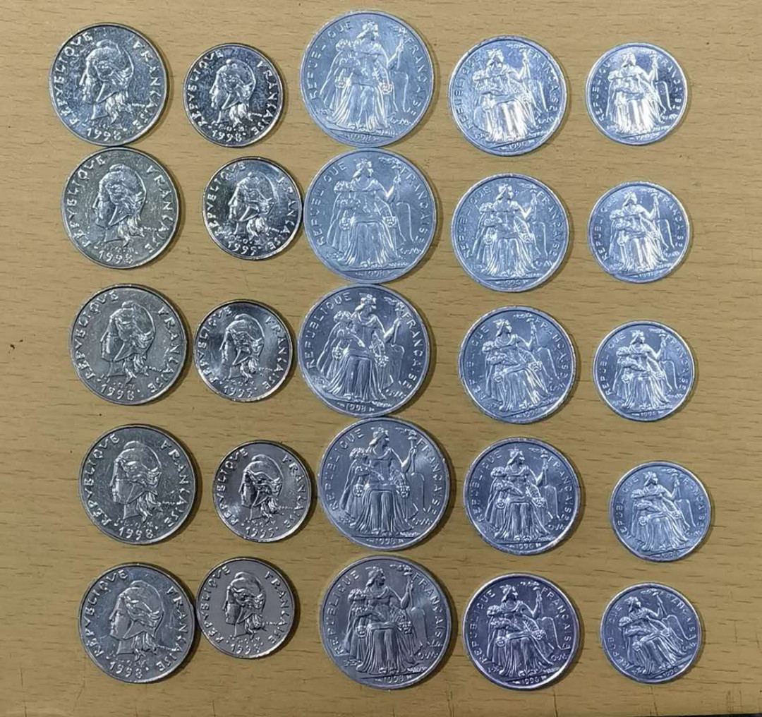 北京马甸外国钱币专卖微拍第四十六期，外国非贵金属纪念币，流通币专场，陆续上新，欢迎关注 法属新喀里多尼亚流通币5枚/套共5套，品相如图 详情 起拍: 0元