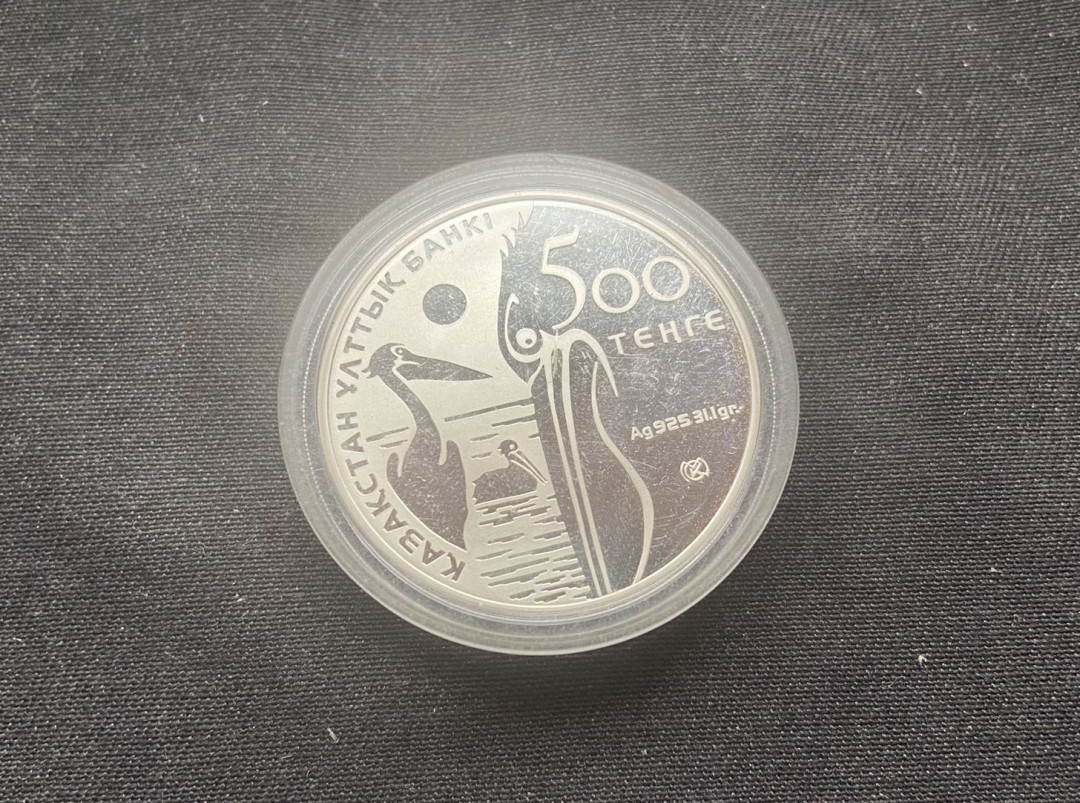【币观天下】第140期钱币拍卖 哈萨克斯坦 2010年 500坚戈 红皮书——鹈鹕（无盒证）