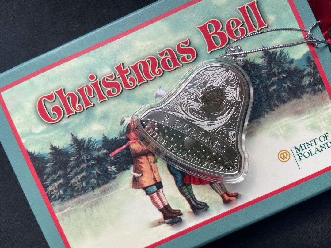 【币观天下】第140期钱币拍卖 纽埃2012年2元，1盎司 “铃儿响叮当”新年快乐 镶嵌施华洛世奇蓝宝石 异形(铃铛形)精制镶嵌银币