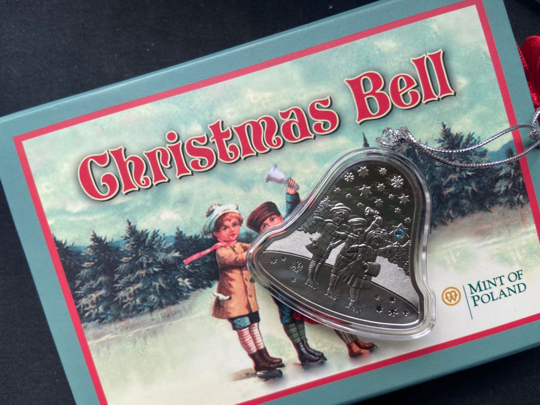 【币观天下】第140期钱币拍卖 纽埃2012年2元，1盎司 “铃儿响叮当”新年快乐 镶嵌施华洛世奇蓝宝石 异形(铃铛形)精制镶嵌银币