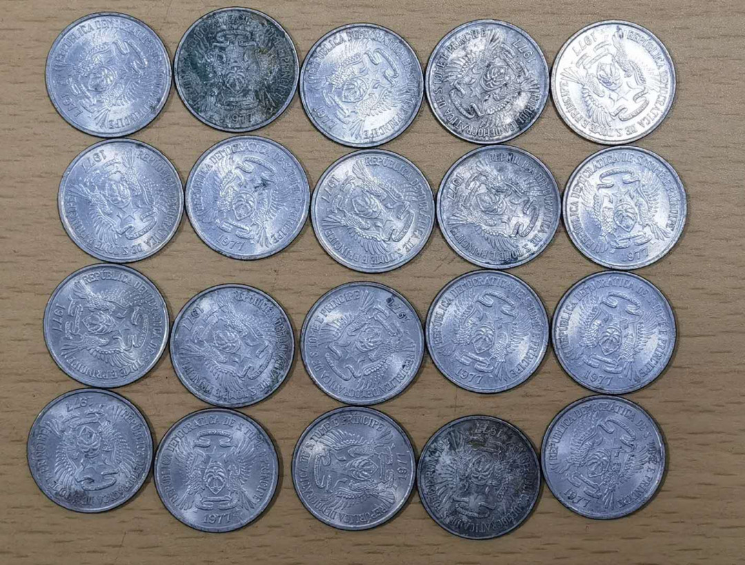 北京马甸外国钱币专卖微拍第四十六期，外国非贵金属纪念币，流通币专场，陆续上新，欢迎关注 圣多美和普林西比2元流通币20枚，品相如图