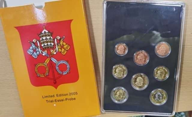 北京马甸外国钱币专卖微拍第四十六期，外国非贵金属纪念币，流通币专场，陆续上新，欢迎关注 2005年梵蒂冈欧元样币8枚精装套币，品相如图 
