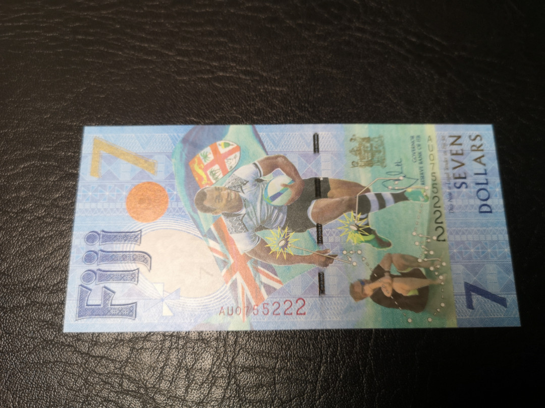 《外钞收藏家》第一百零四期拍卖 斐济7元 足球钞 222豹子号 全新UNC