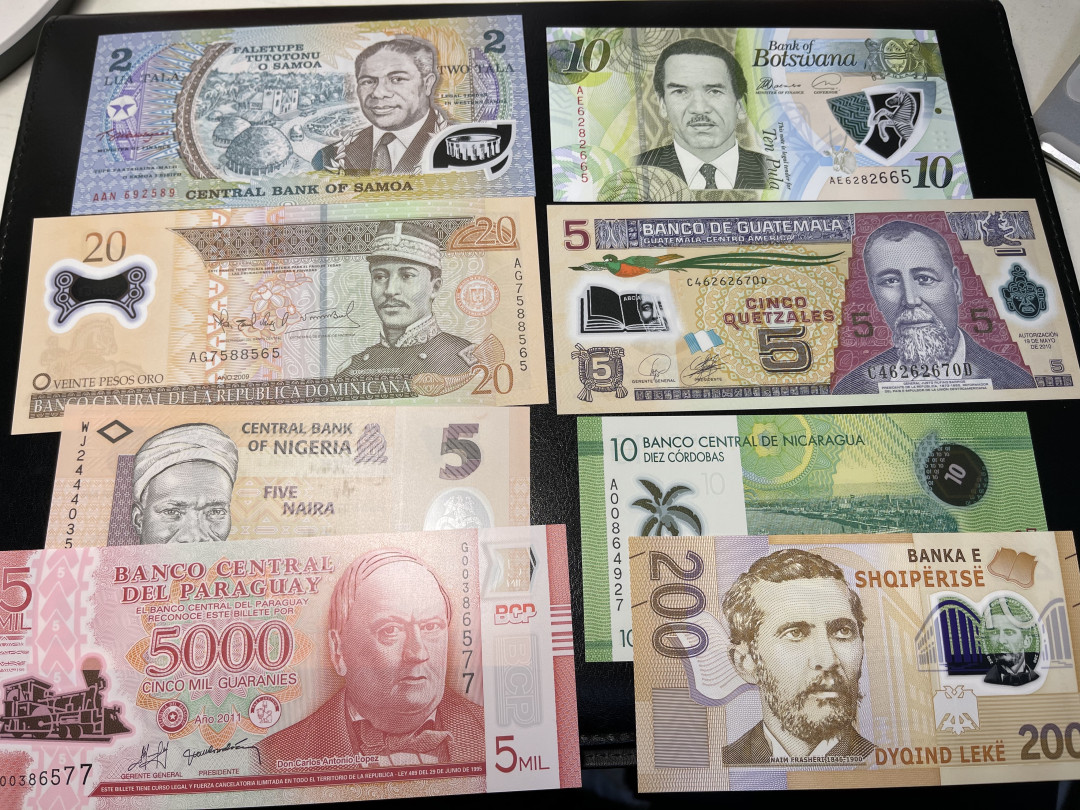 《外钞收藏家》第一百零四期拍卖 多国熟料钞小精品 8张一起  全新UNC