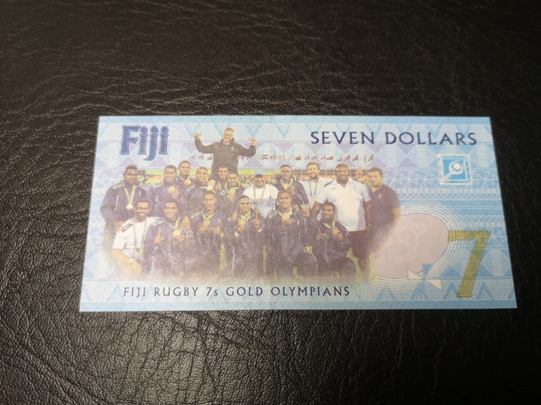 《外钞收藏家》第一百零四期拍卖 斐济7元 足球钞 222豹子号 全新UNC