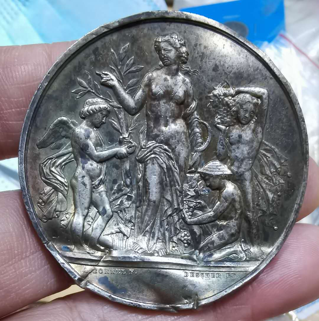 北京马甸外币专卖微拍第四十七期，外国纪念章专场，陆续上新，欢迎关注 小天使纪念章，直径：50mm。重量：36克。品相如图：有残