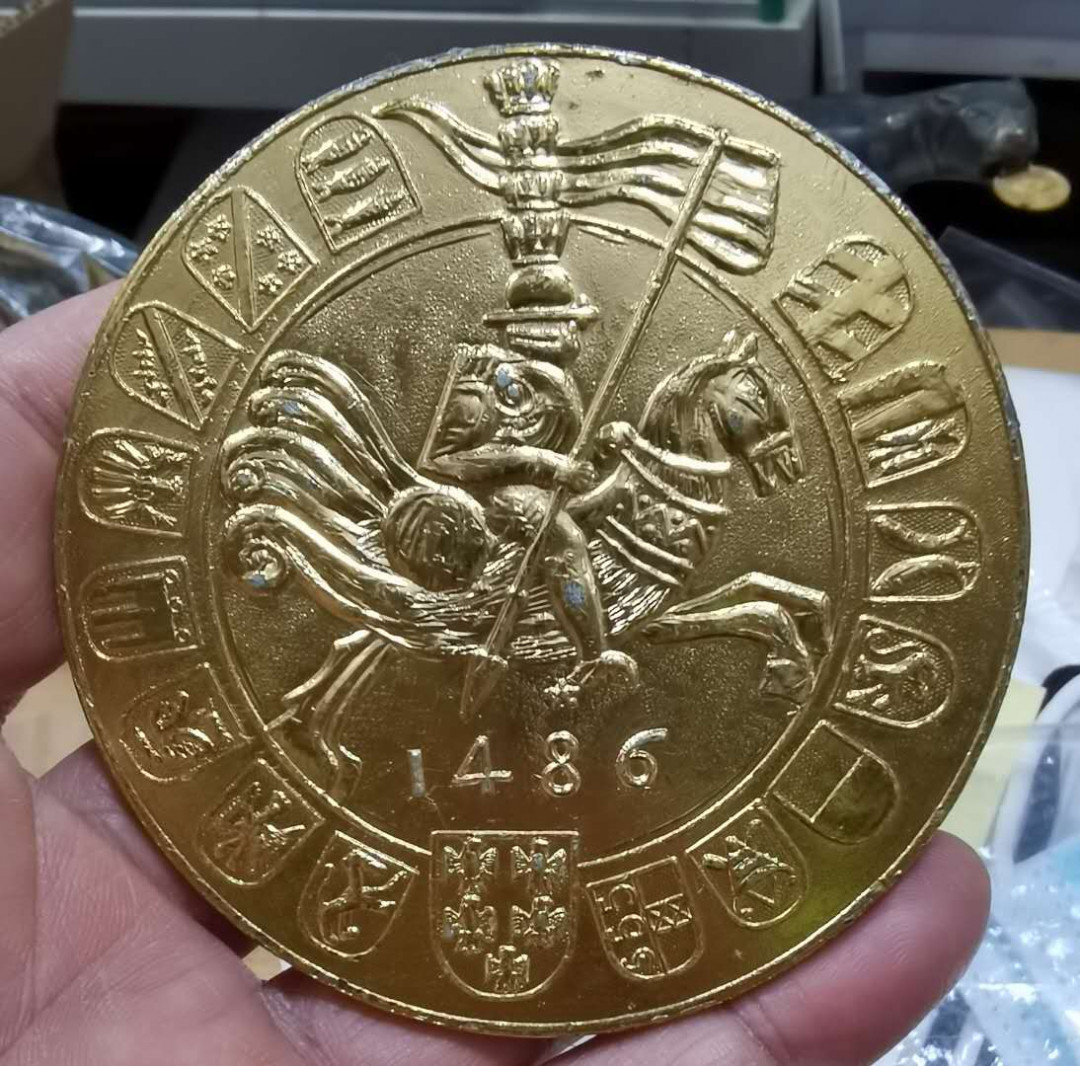 北京马甸外币专卖微拍第四十七期，外国纪念章专场，陆续上新，欢迎关注 法国大铝章，直径：80mm重量：39克。品相如图
