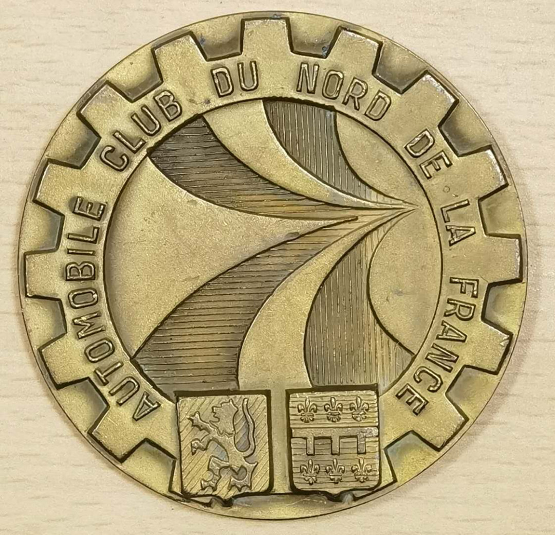 北京马甸外币专卖微拍第四十七期，外国纪念章专场，陆续上新，欢迎关注 法国大铜章，直径：60mm。重量：103克。品相如图