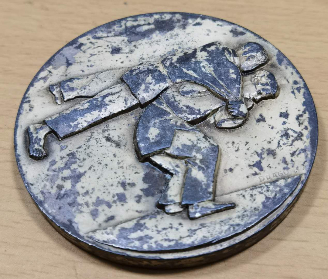 北京马甸外币专卖微拍第四十七期，外国纪念章专场，陆续上新，欢迎关注 体育大型纪念章，直径：67mm。重量：133克。品相如图