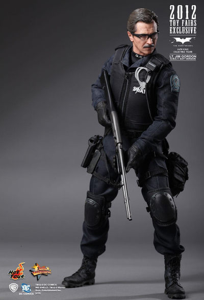 零元拍：Hottoys:《蝙蝠侠-黑暗骑士》-Gordon/戈登局长-SWAT版 (2012会场限定版，全新未拆。 - 零元拍：Hottoys:《蝙蝠侠-黑暗骑士》-Gordon/戈登局长-SWAT版 (2012会场限定版，全新未拆。