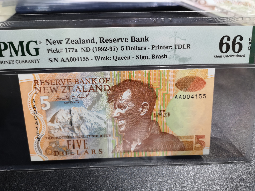 《外钞收藏家》第一百零五期拍卖 1992-97年新西兰5元 AA冠首发 千位号 PMG66
