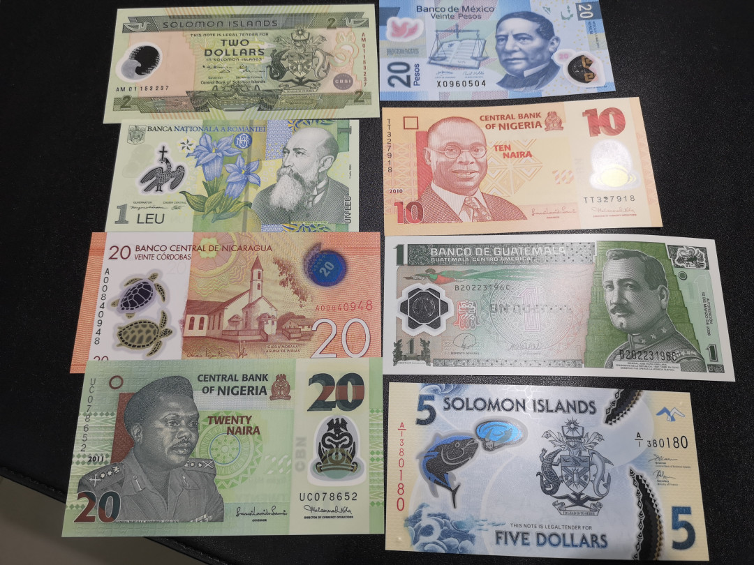 《外钞收藏家》第一百零五期拍卖 B 精选多国塑料钞8张 全新UNC