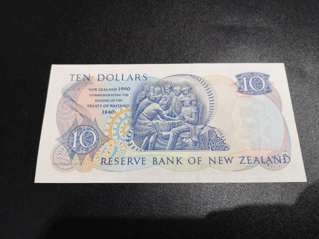 《外钞收藏家》第一百零五期拍卖 1990年新西兰10刀 AAA首发冠 全新UNC 3661千位号