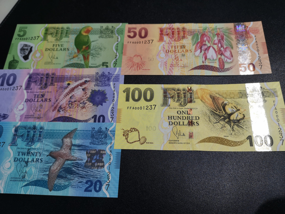 《外钞收藏家》第一百零五期拍卖 斐济全同号钞 5张 全新UNC  1237号