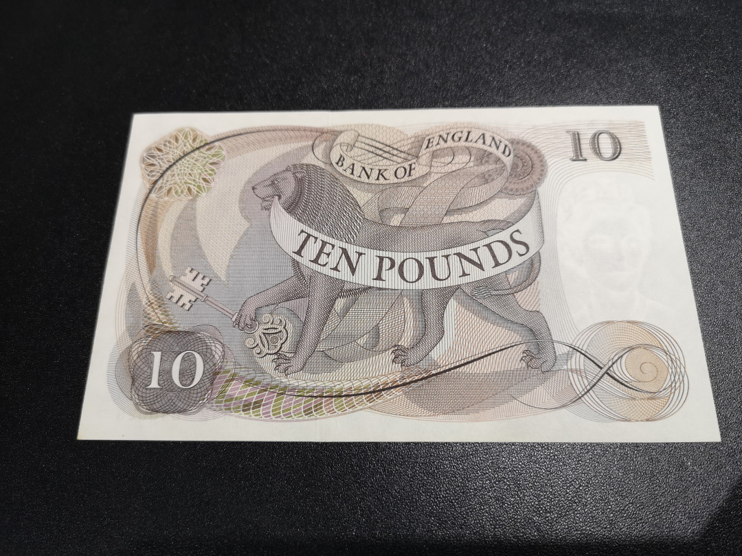 《外钞收藏家》第一百零五期拍卖 英国C序列10镑 全新UNC