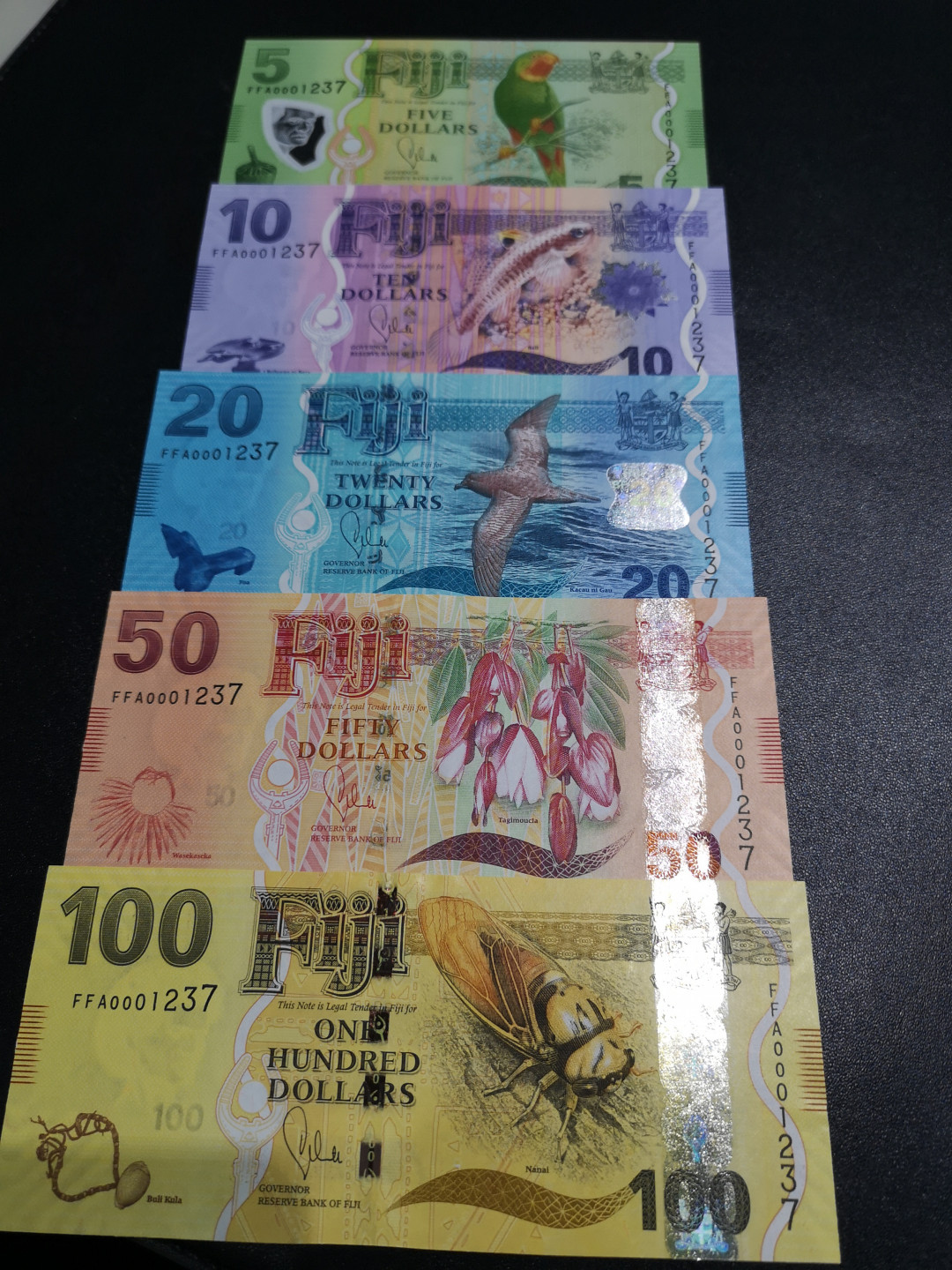 《外钞收藏家》第一百零五期拍卖 斐济全同号钞 5张 全新UNC  1237号