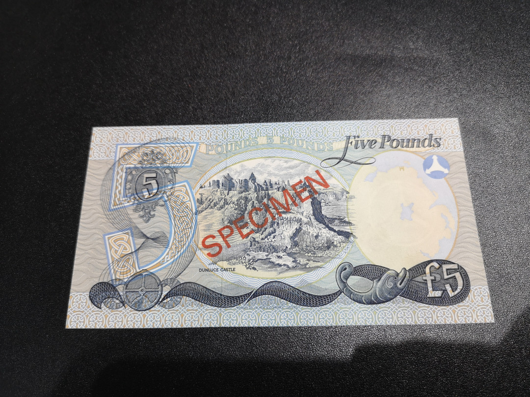 《外钞收藏家》第一百零五期拍卖 1977年爱尔兰 5镑  样钞 全新UNC