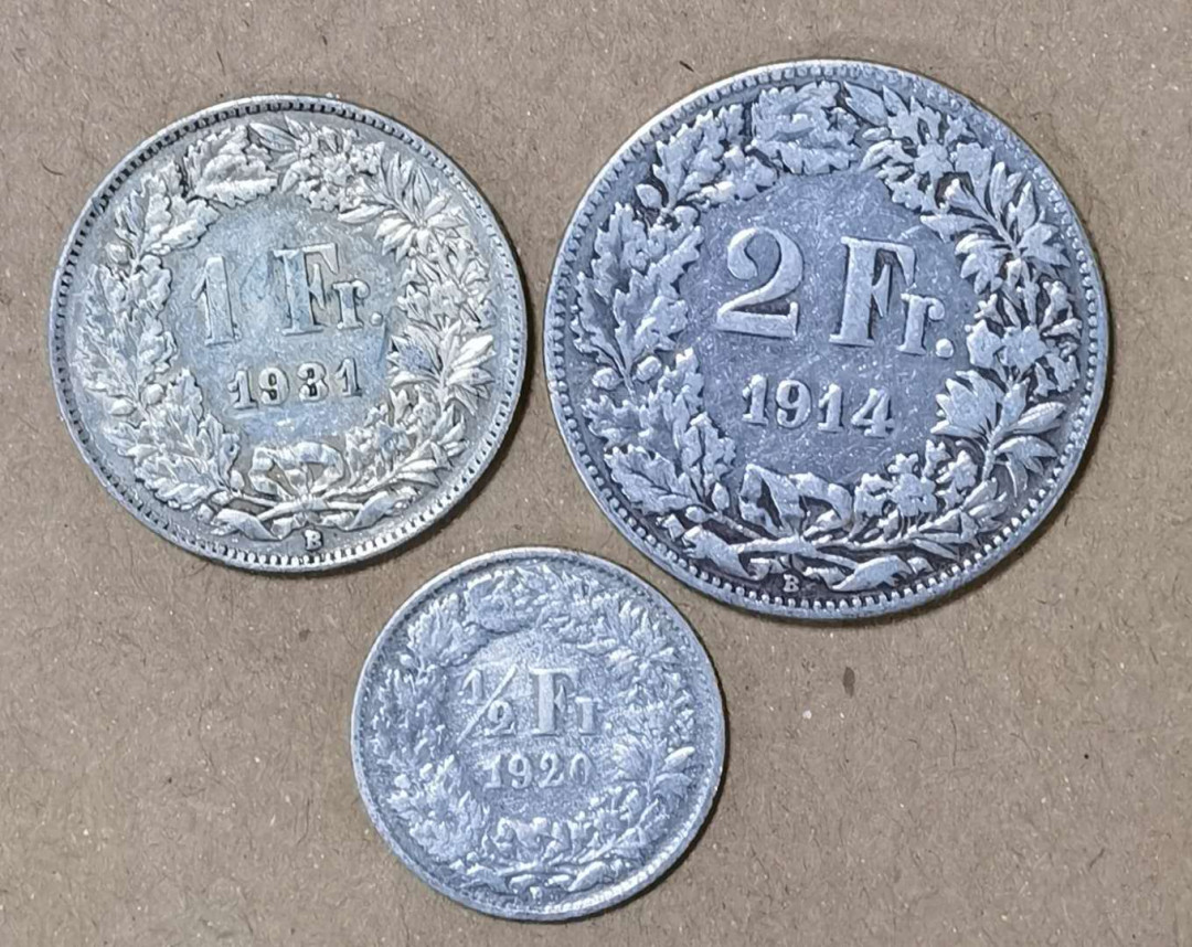 北京马甸外币专卖微拍第四十八场，外国金银币专场。陆续上新，欢迎关注。  	瑞士三枚银币，重量分别为10克，5克，2.5克。成色：835，品相如图 