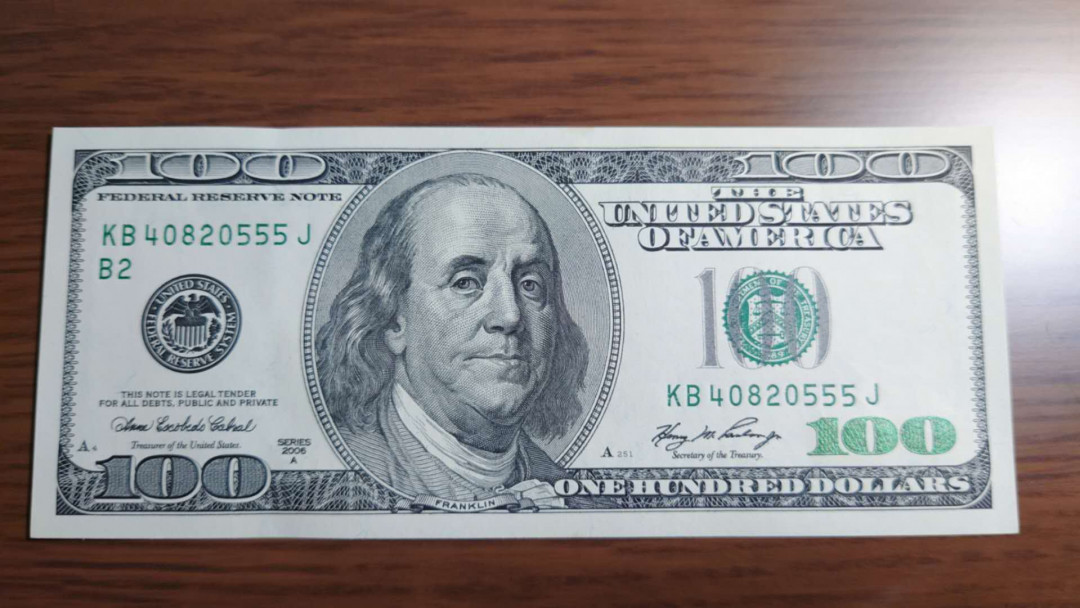 陆续更新【囧羊收藏】精选微拍第19期～2021年第十期   2006A美国100元 黑白版 豹子号0555 全新绝品刀拆