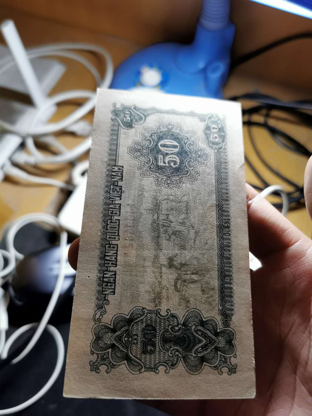 【鲸贝乐淘】千字文·第“旷远绵邈，岩岫杳冥”号拍卖 【中国代印★越南🇻🇳 】1951年50盾，绿色版，AUNC 好品相，币面有个小孔如图
